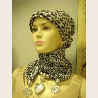 Женский шарф с декоративными элементами - модель 6